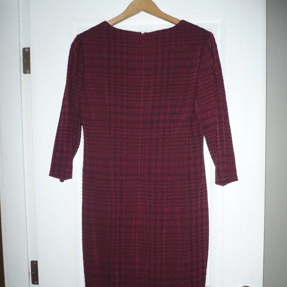 Luxurious Pomegranate Red Houndstooth Velvet Burnout Midi Shift Dress - Picture 6 of 9